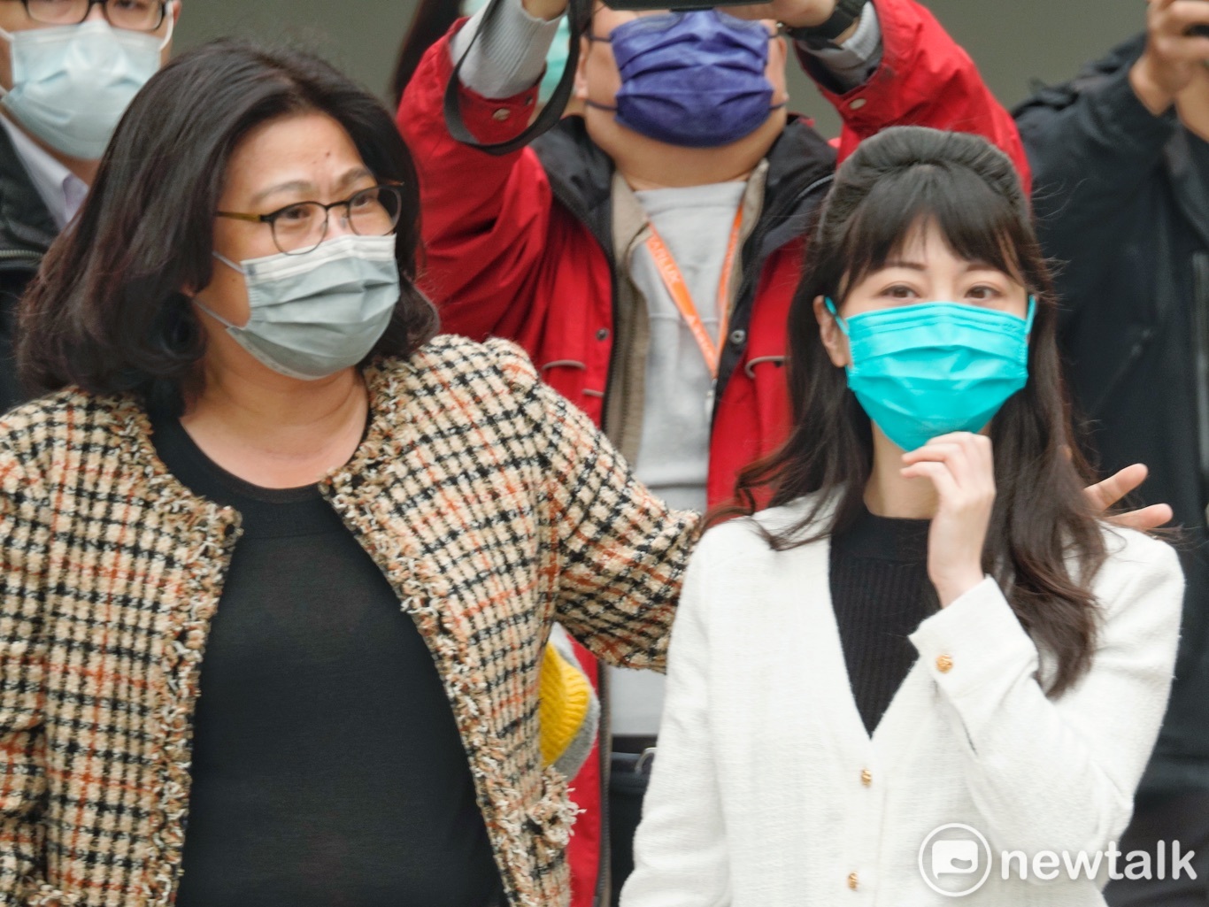 民進黨立委王美惠（左）在記者會前擁抱高嘉瑜，並向她加油打氣。   圖：張良一/攝