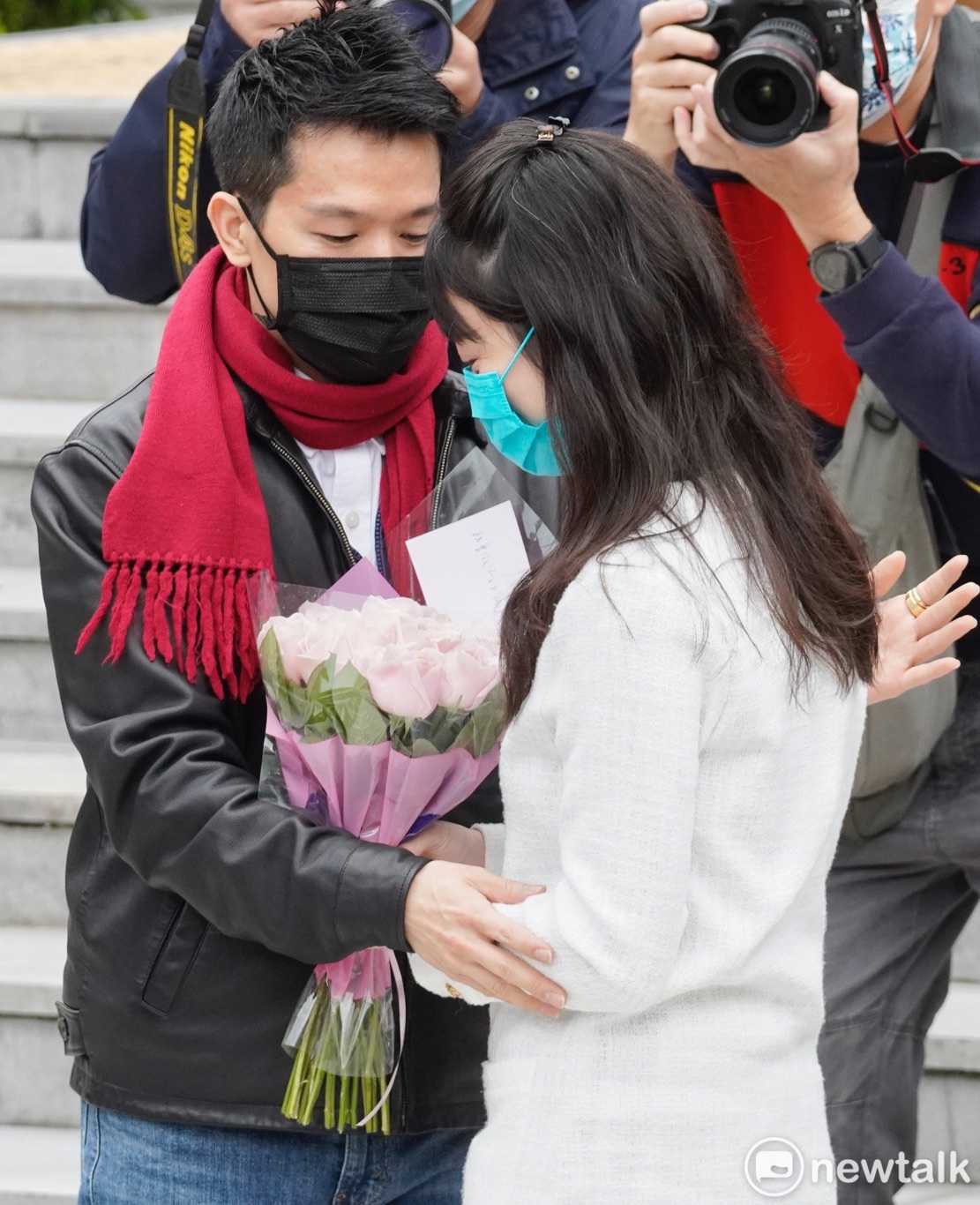 民進黨立委何志偉（左）在高嘉瑜記者會後，送她回辦公室。   圖：張良一/攝