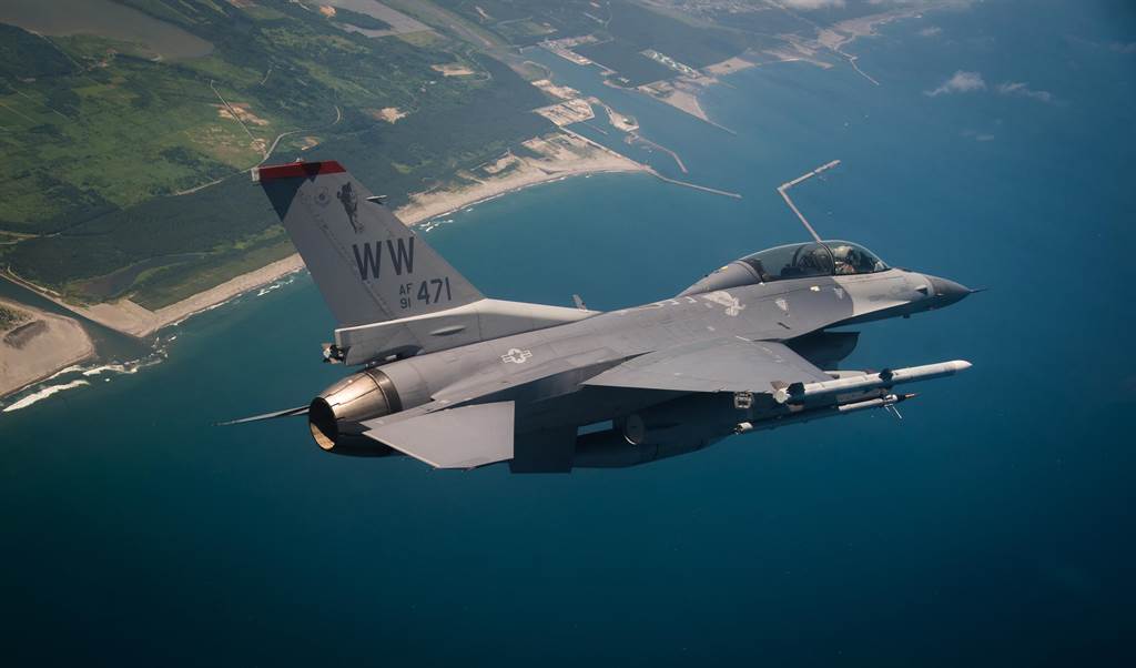 美國空軍F-16戰機在日本北部上空飛行的畫面。   圖：翻攝美國空軍官網(資料照片)