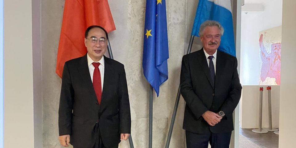中國歐洲事務特別代表吳紅波(左)與盧森堡外長艾索柏恩(右)會面。   圖:盧森堡外交部官網