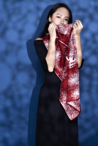 「2021新北歡樂耶誕城」今年多了一股時尚的氛圍，國際設計師詹朴同名品牌APUJAN特地為今年耶誕城設計了期間限定的圍巾。   圖：新北市觀旅局提供