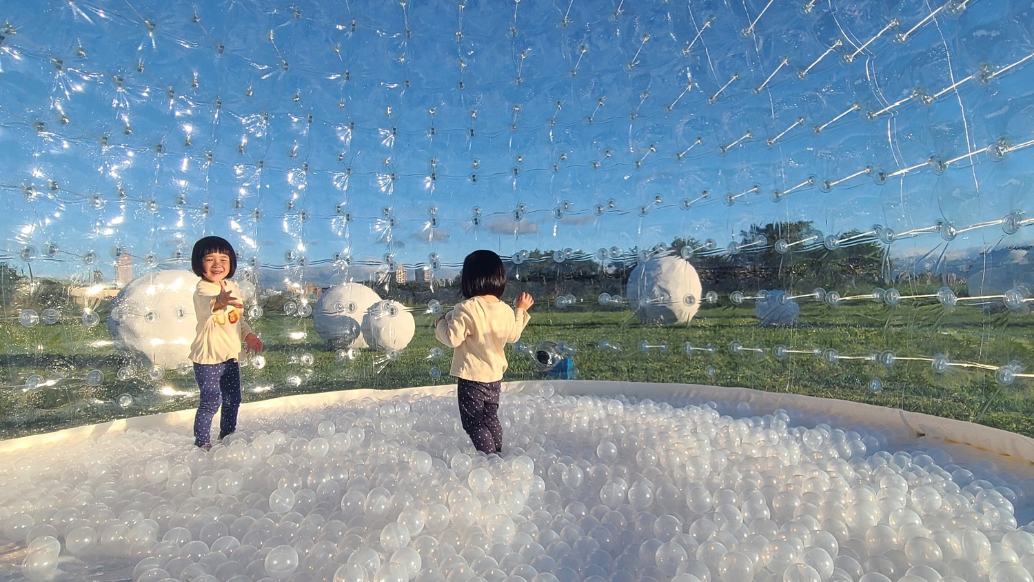 晶瑩剔透雪球遊戲屋。   圖：新北市水利局提供