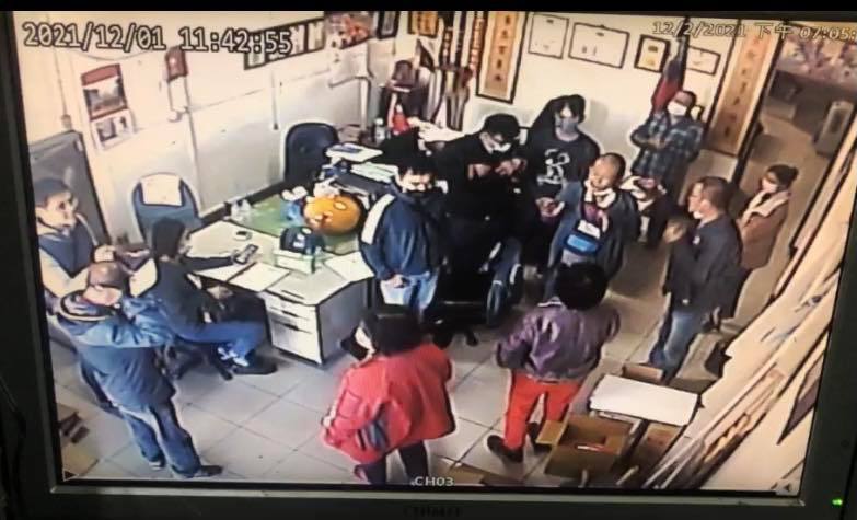 顏寬恒在臉書公開大批警力進入支持者辦公室的畫面。   圖：翻攝自顏寬恒臉書