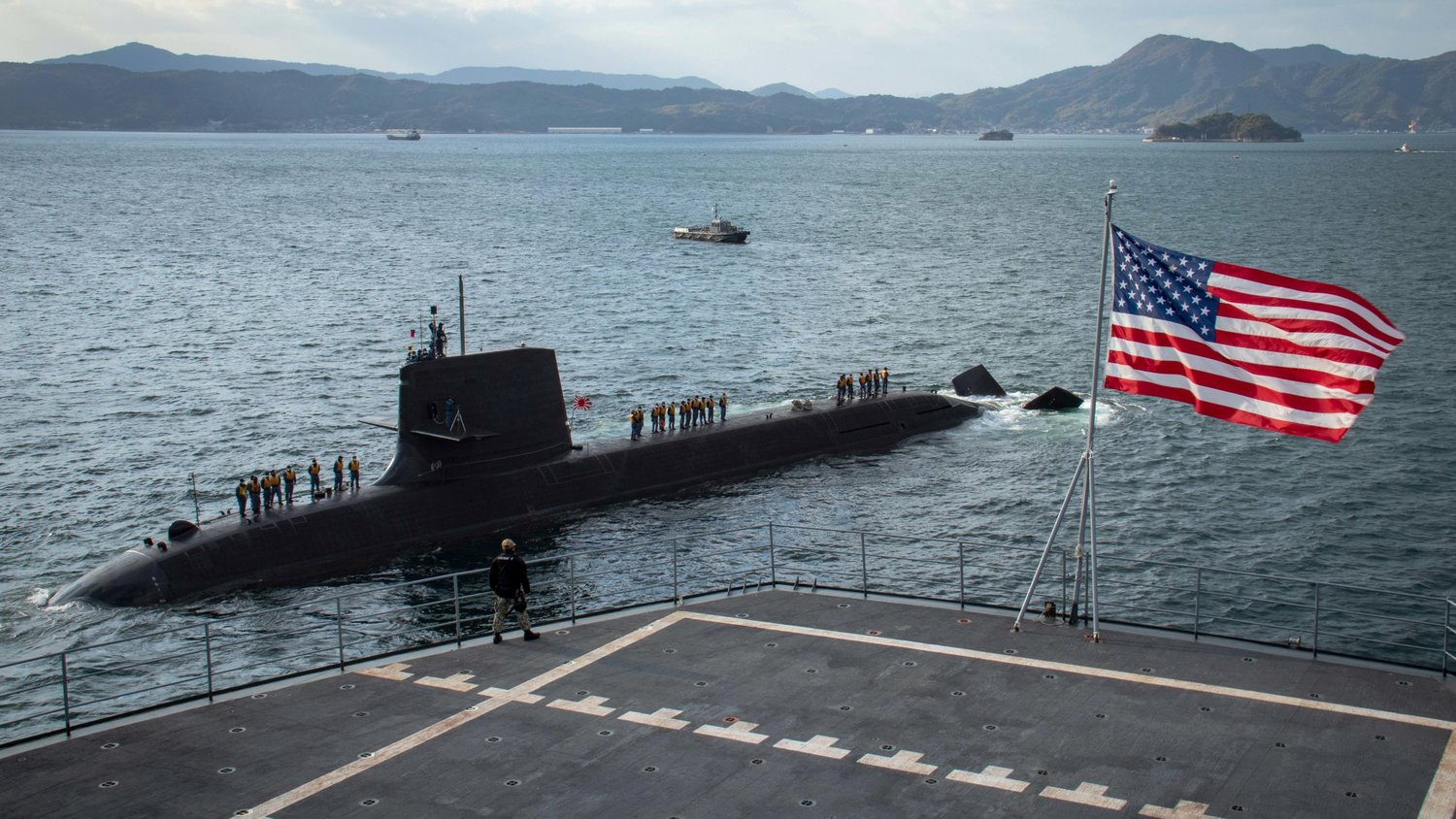 從美軍「蘭德級」潛艦支援艦「弗蘭克凱布爾號(AS-40)」視角看日本「蒼龍級」潛艦「赤龍號(SS-508)」。   圖：翻攝 U.S. Pacific Fleet推特
