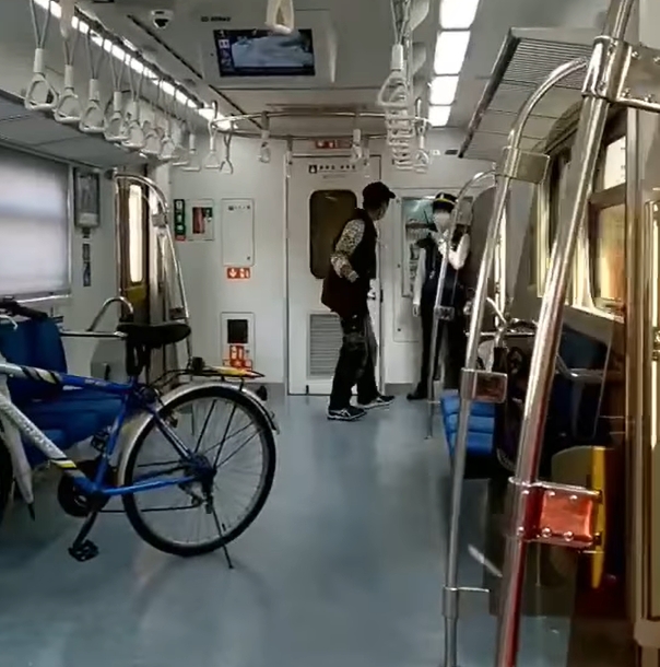 1名乘客搭乘區間車時，不但辱罵列車長，還揮拳恐嚇對方。   圖：翻攝自臉書「靠北台鐵」