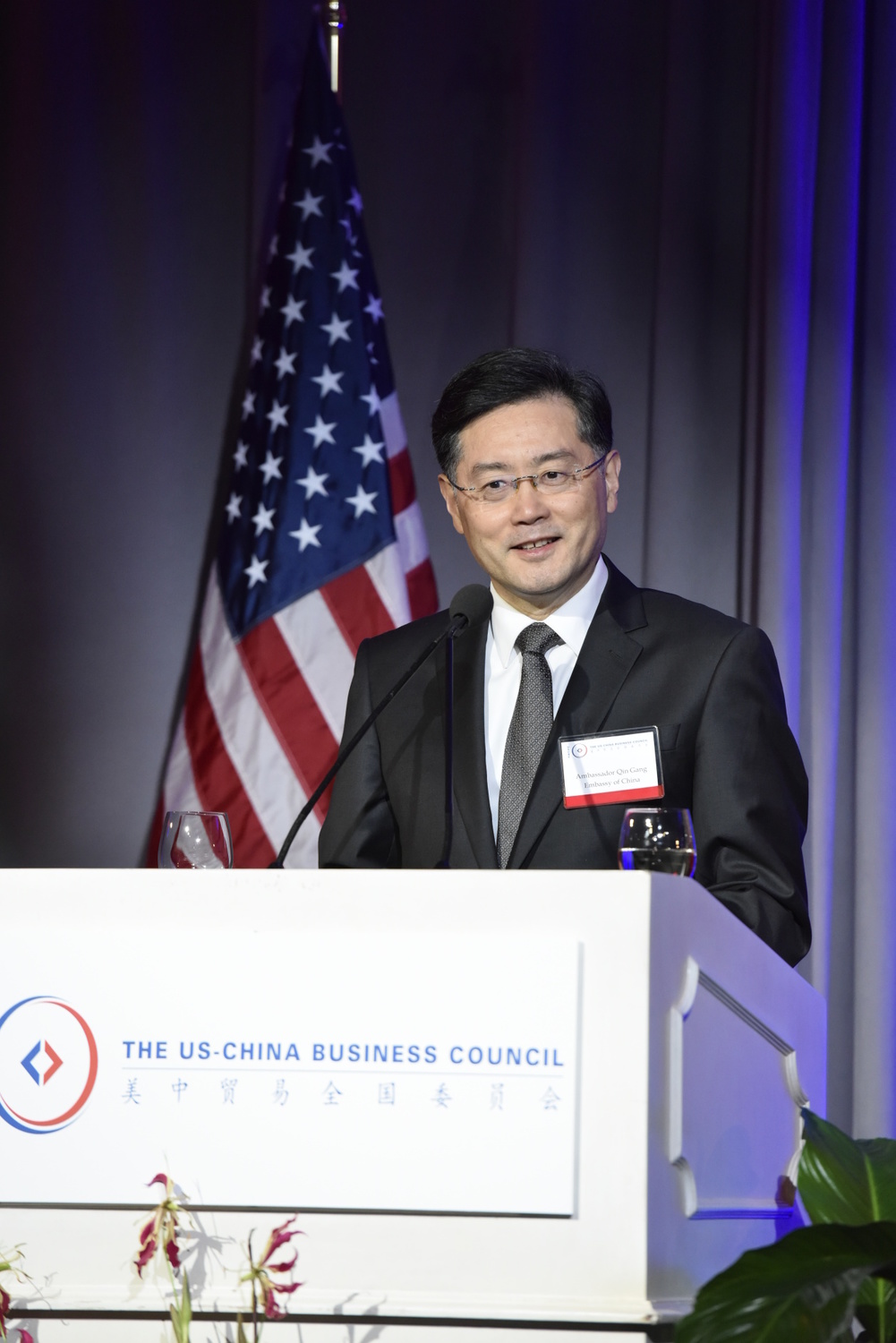 中國駐美大使秦剛於當地時間 2 日在美中貿委會 2021 年度晚宴上表示，希望美國保持開放和包容，儘快取消加征關稅。   圖 : 翻攝自中國駐美大使館