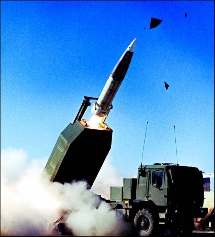 美國陸戰隊將首次於日本本土對簡稱「海馬斯」(HIMARS)的M142高機動性多管火箭系統進行長距離空運。   圖：翻攝美國陸軍官網(資料照片)