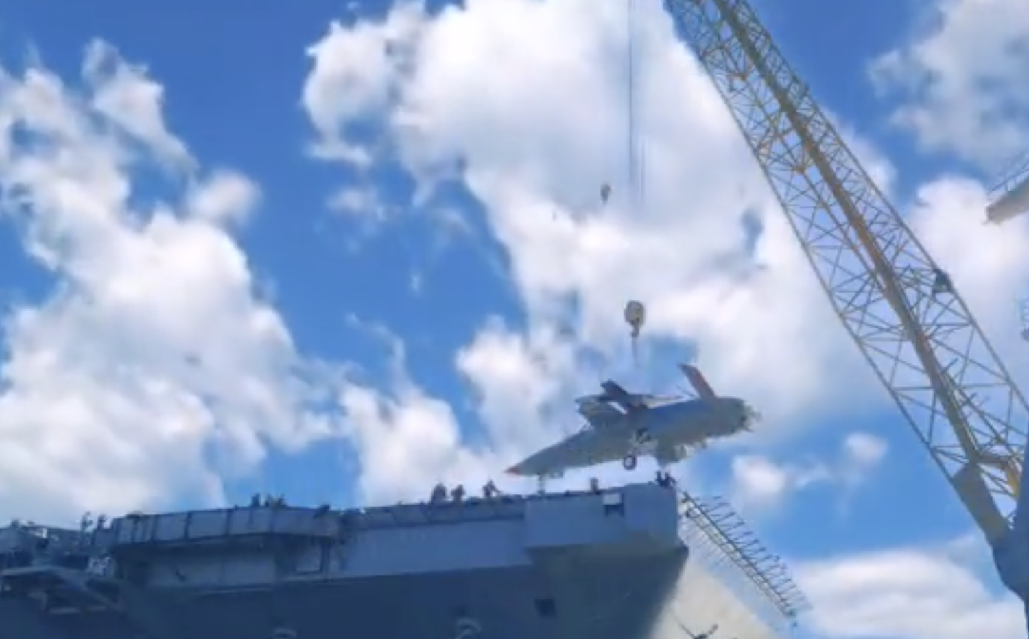MQ-25A「黃貂魚」艦載無人加油機被吊掛上「尼米茲級」核動力航空母艦「喬治·布希號(CVN-77)」進行測試。   圖：翻攝美國海軍官網