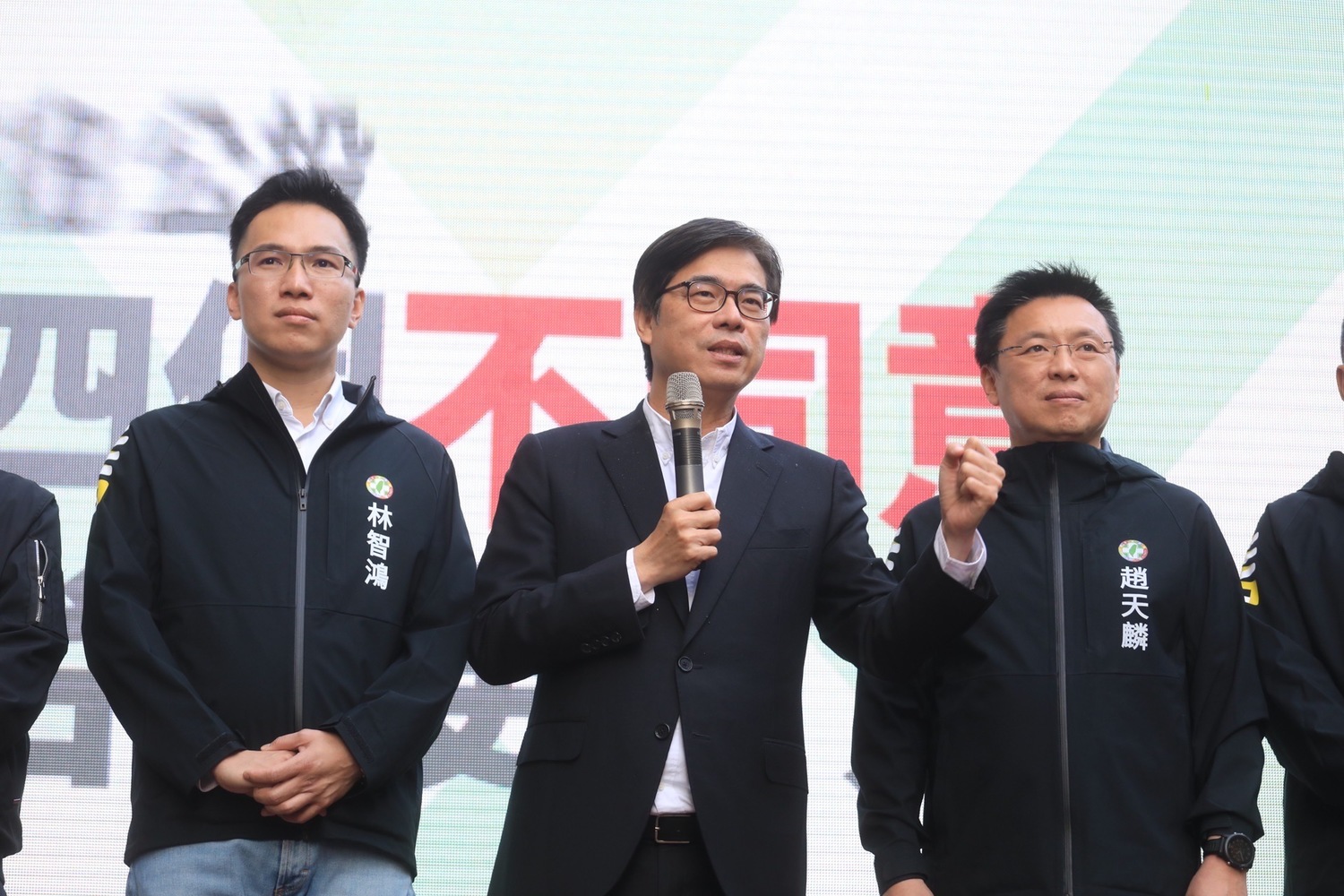 陳其邁(中)為「四個不同意 台灣更有力」公投說明會站台。   圖：林智鴻服務處提供
