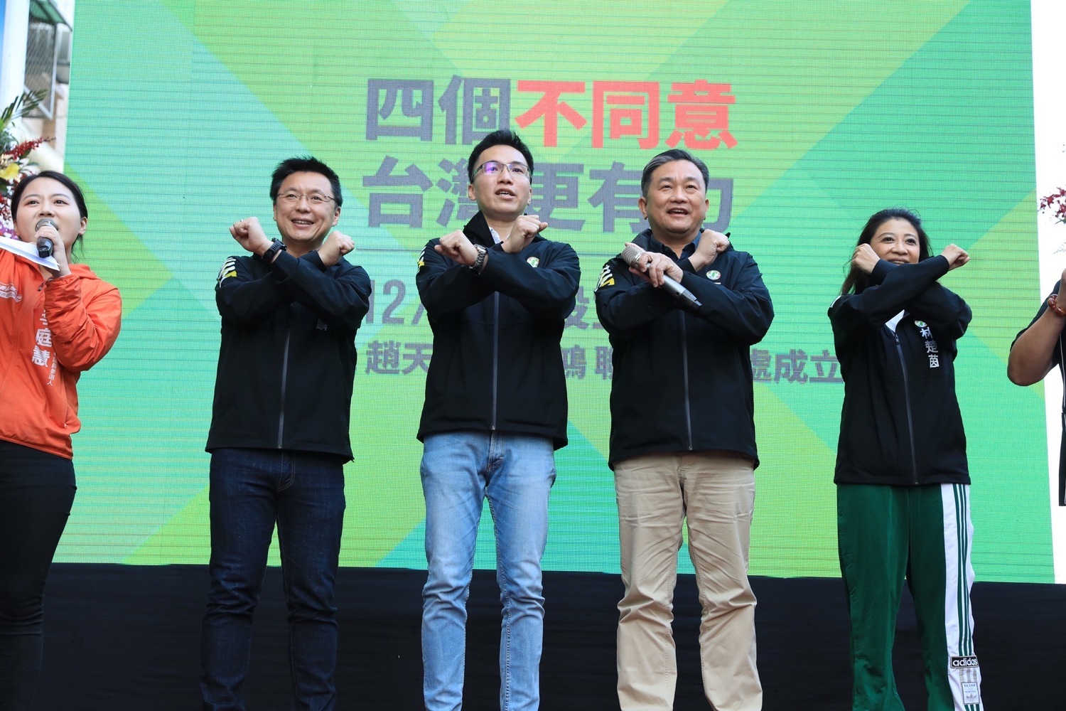 王定宇(右二)為「四個不同意 台灣更有力」公投說明會站台。   圖：林智鴻服務處提供