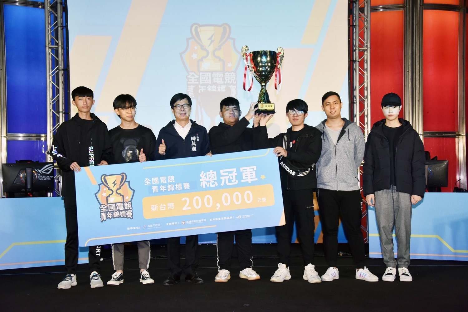 陳其邁(左三)頒發MYSS隊總冠軍獎金20萬元。   圖：高雄市政府提供