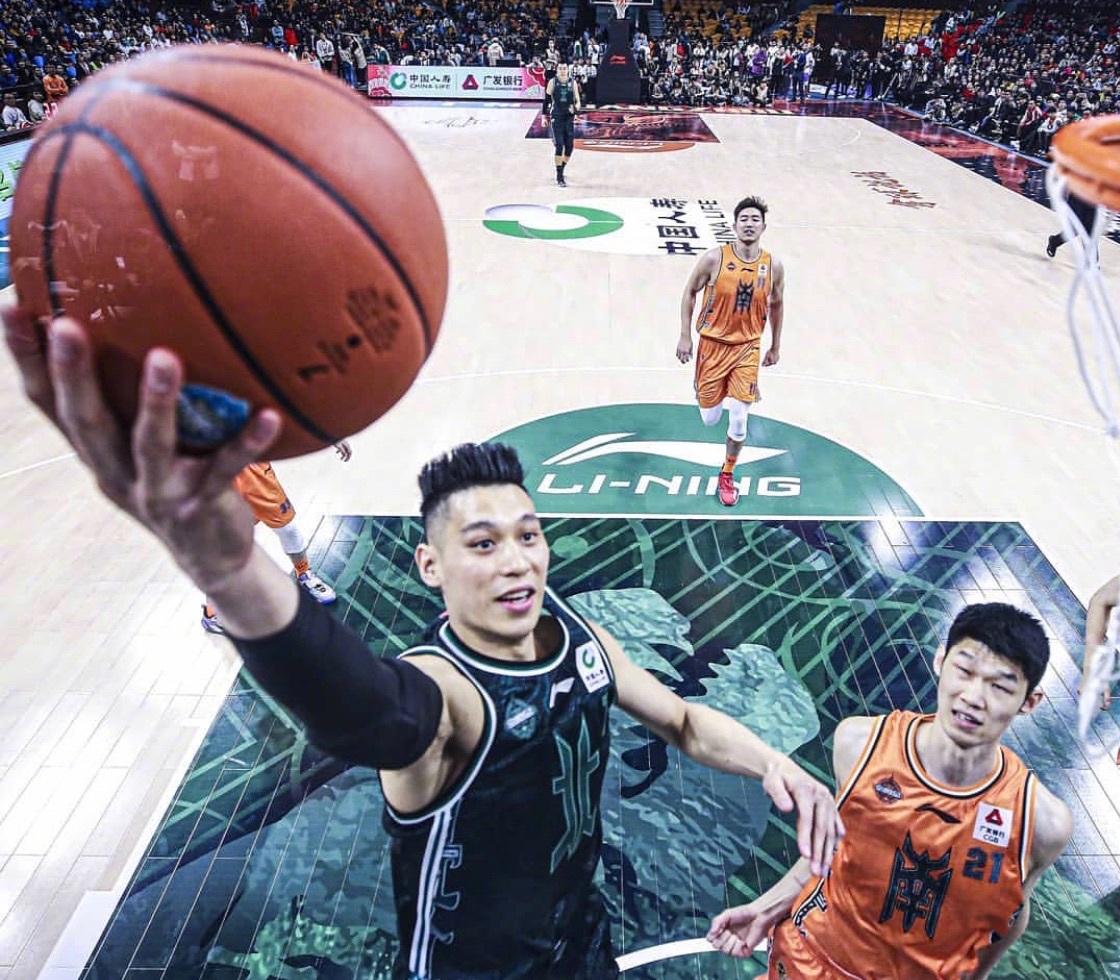 美籍台裔藍球明星林書豪（左）日前返回中國職籃，在北京首鋼效加，還稱「回中國打球就像回家」，挨批向人民幣低頭。   圖：翻攝自林書豪微博