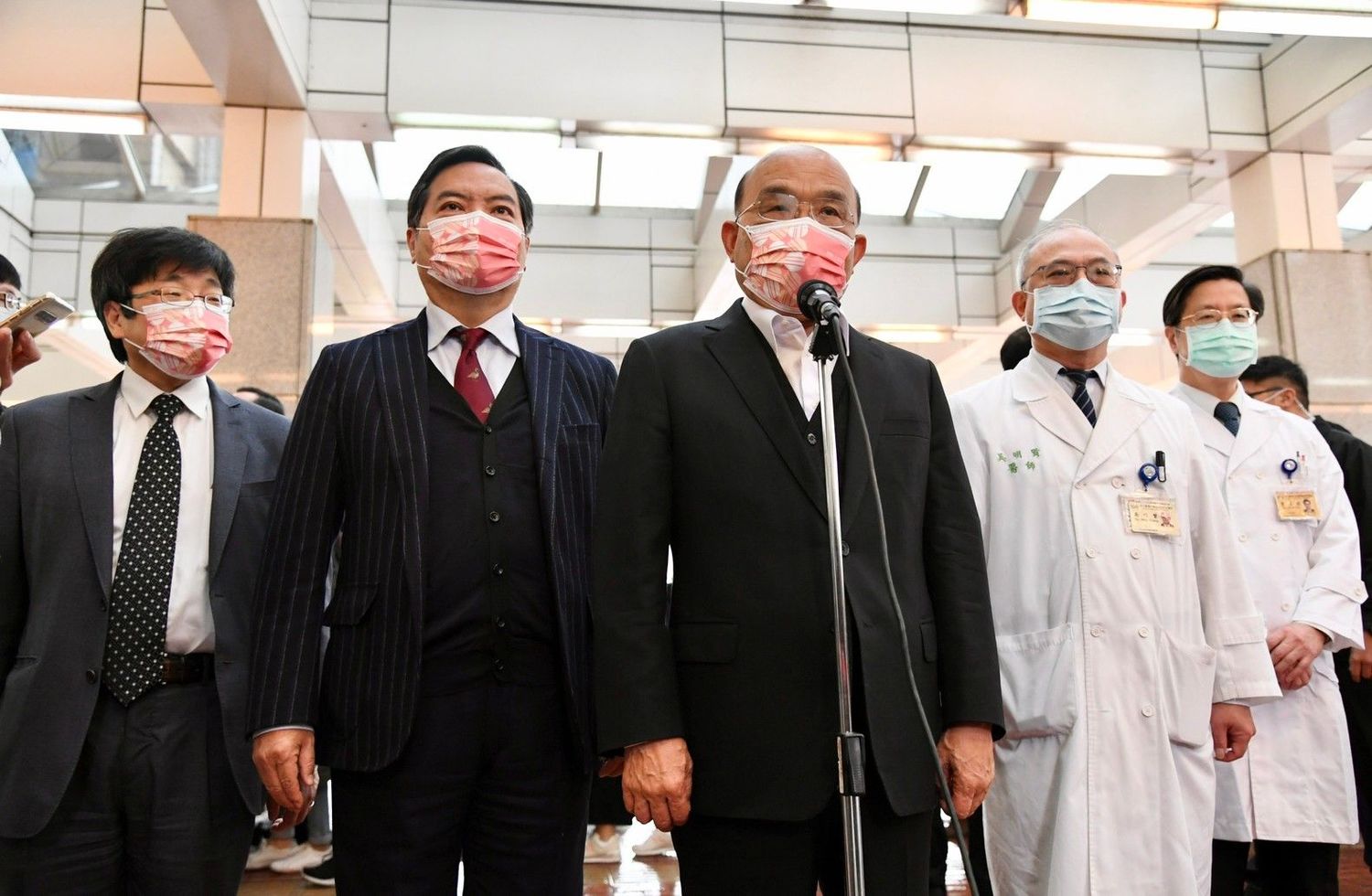 行政院長蘇貞昌今（6）日上午接種第二劑AZ疫苗前受訪。   圖：行政院提供