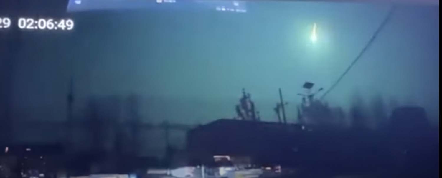 11月29日淩晨兩點左右，河南駐馬店上空出現巨大發光物體下墜。   圖：翻攝自Youtube