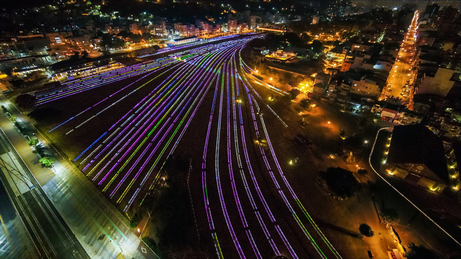 哈瑪星百年鐵道園區化身大型地景「光藝術」。   圖：高雄市文化局提供