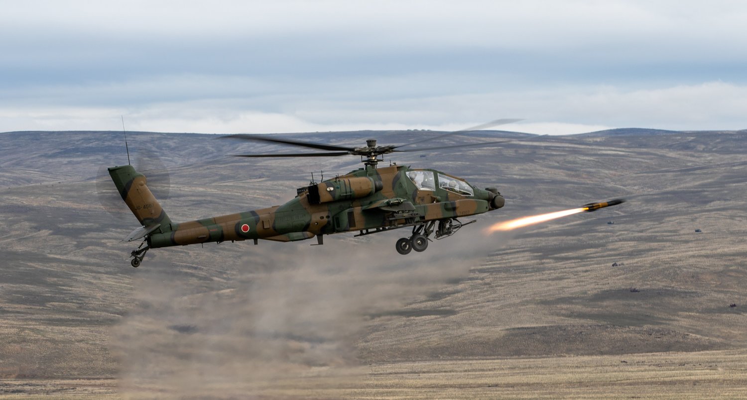 美日「堅毅之龍21」軍演，日本AH-64「阿帕契」直升機向目標發射AGM-114「地獄火」飛彈，展現快速支援地面打擊火力。   圖：翻攝 Raptor Brigade推特