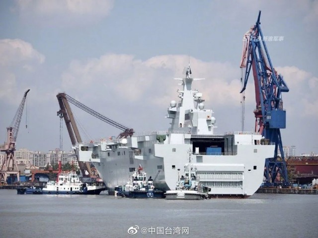 有「小航母」之稱的解放軍 075 型兩棲攻擊艦，出現在東部戰區。   圖 : 翻攝自新浪軍事