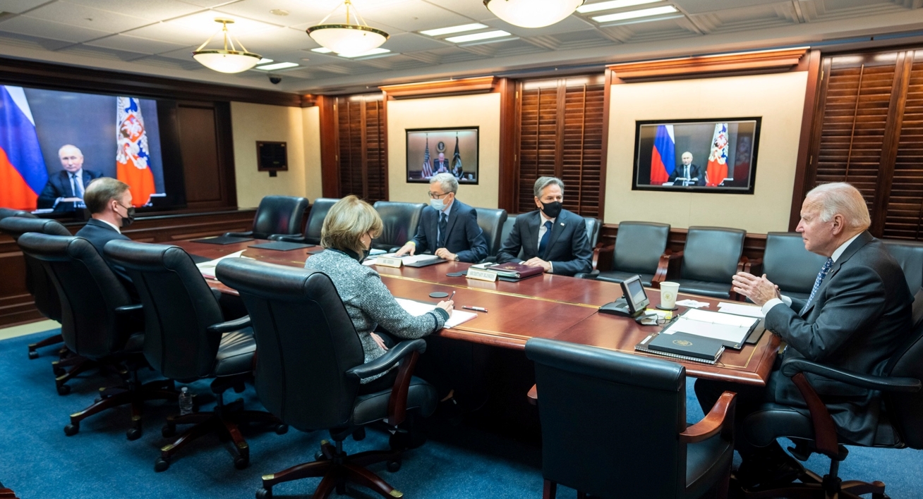 美國總統拜登與俄羅斯總統普丁進行安全視訊通話。   圖 : 翻攝自白宮臉書
