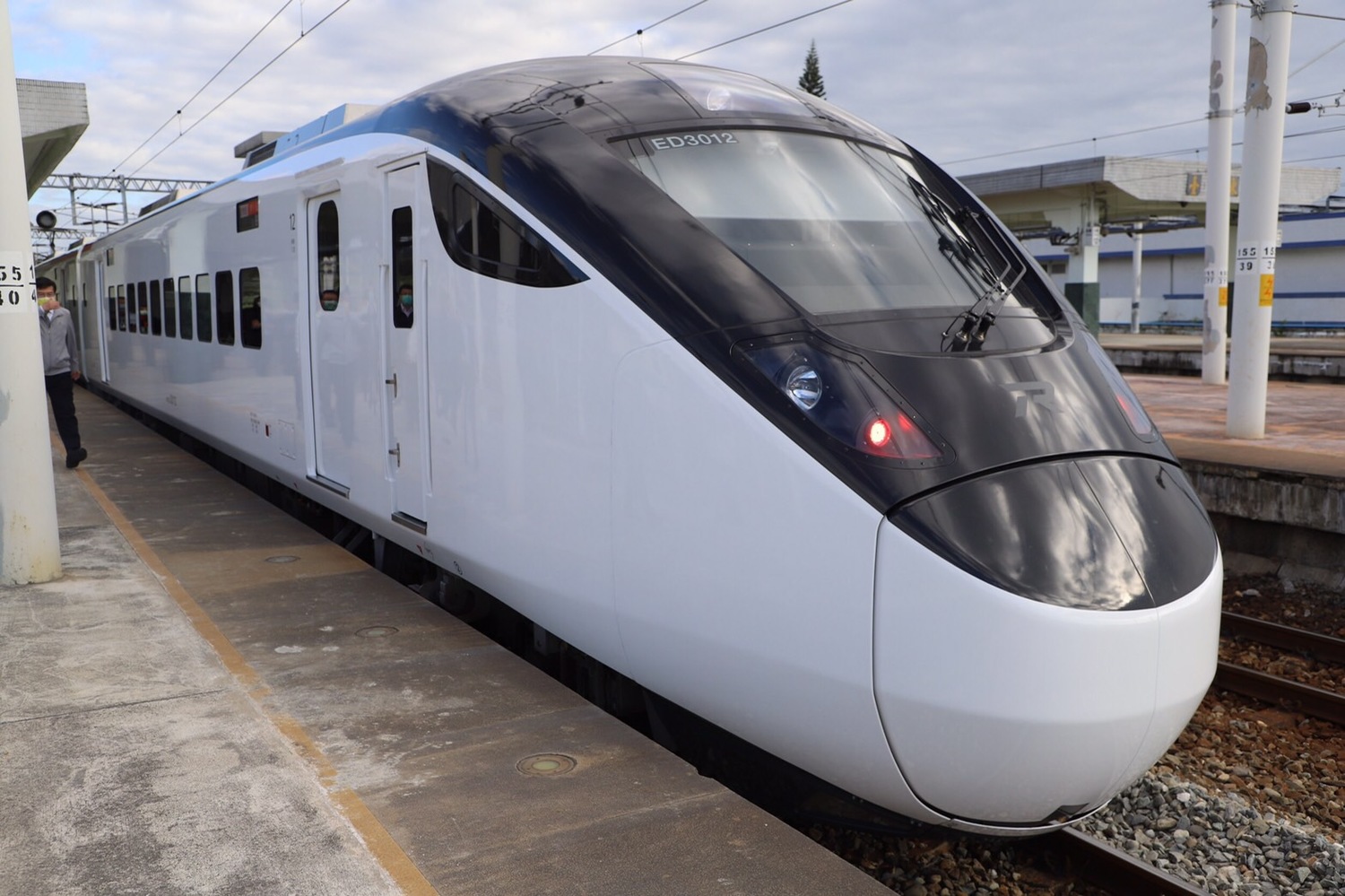 台鐵EMU3000型城際列車今日於台東車站舉辦試乘活動。   圖：交通部／提供