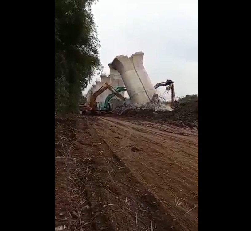 印尼雅萬高鐵工程近日發生意外，有四台挖土機搬起橋墩時，橋墩突然掉下並往後倒，撞上兩台挖土機。   圖：翻攝自twitter.com/AlBurhanCenter