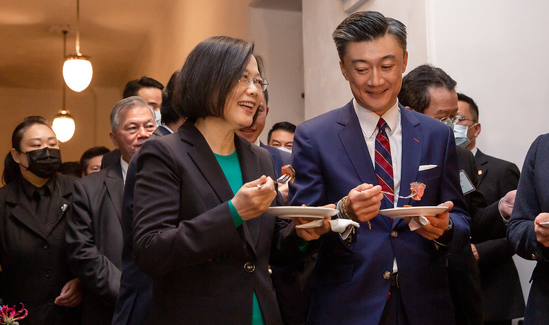 總統蔡英文出席美國商會活動，和美國商會會長韓儒伯一起吃美國牛。   圖 : 總統府提供（資料照）