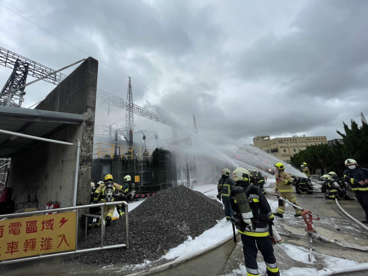 台北市文山區景隆街的台電變電站爆炸起火，化學車以化學泡沫壓制火勢。   圖 : 北市府提供