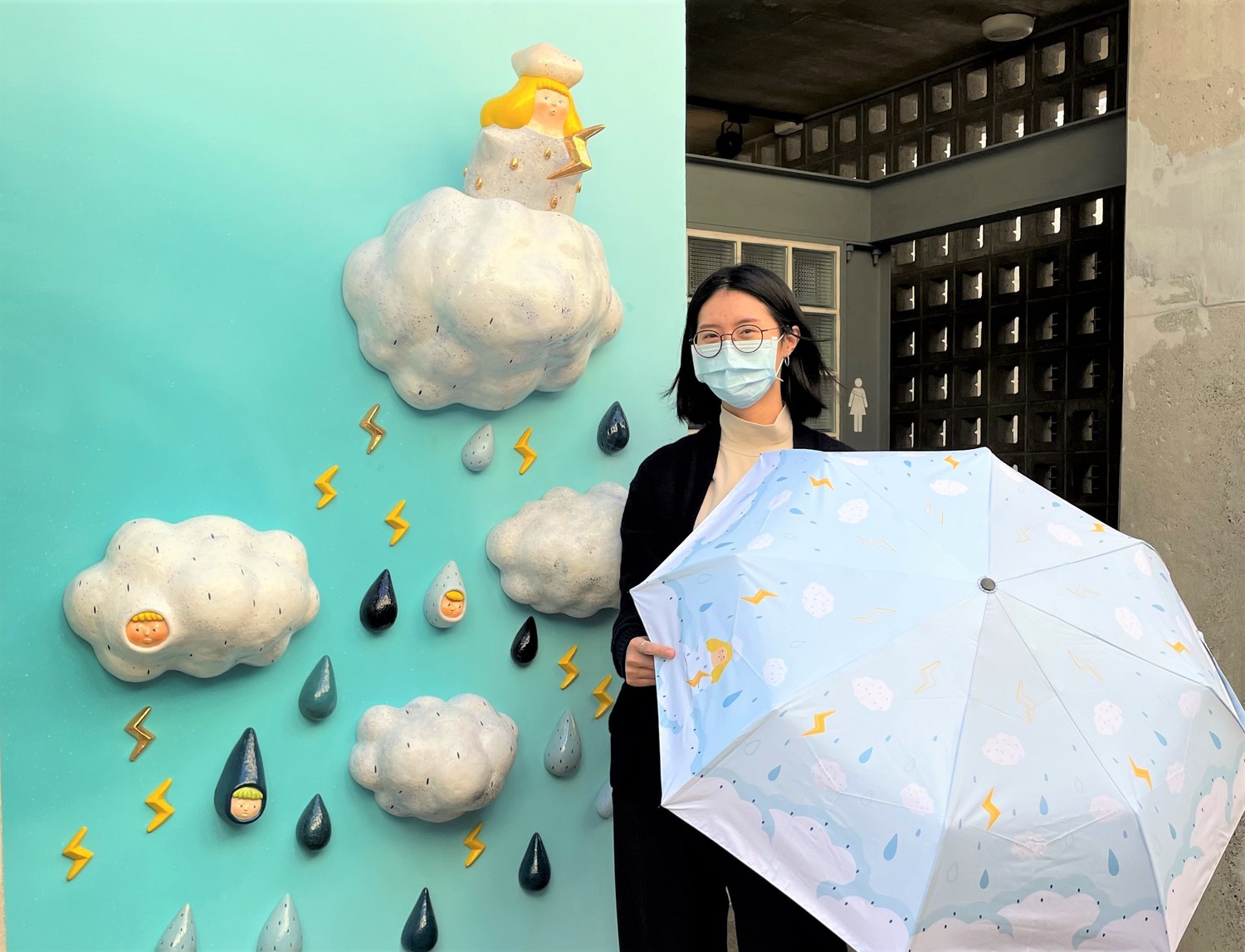 陶藝家郭舒凡創作「轟隆隆‧滴答滴‧嘩啦啦」，搖身變成一把趣味實用的晴雨傘。   圖：鶯歌陶瓷博物館提供