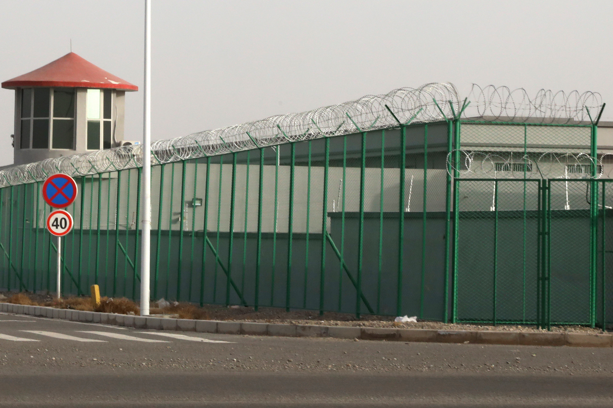 圖為中國西部新疆地區阿圖什崑山工業園區的一處集中營，周圍設有警衛塔、帶刺鐵絲網。(2018年12月3日)   達志影像／美聯社（資料照）