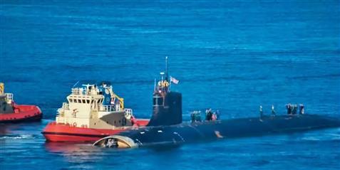 在南海撞上海底山脈的「康乃狄克」號核潛艇的艇艏聲納罩已經被完全拆除，如同「斷頭」。   圖 : 翻攝自美國海軍研究所網站