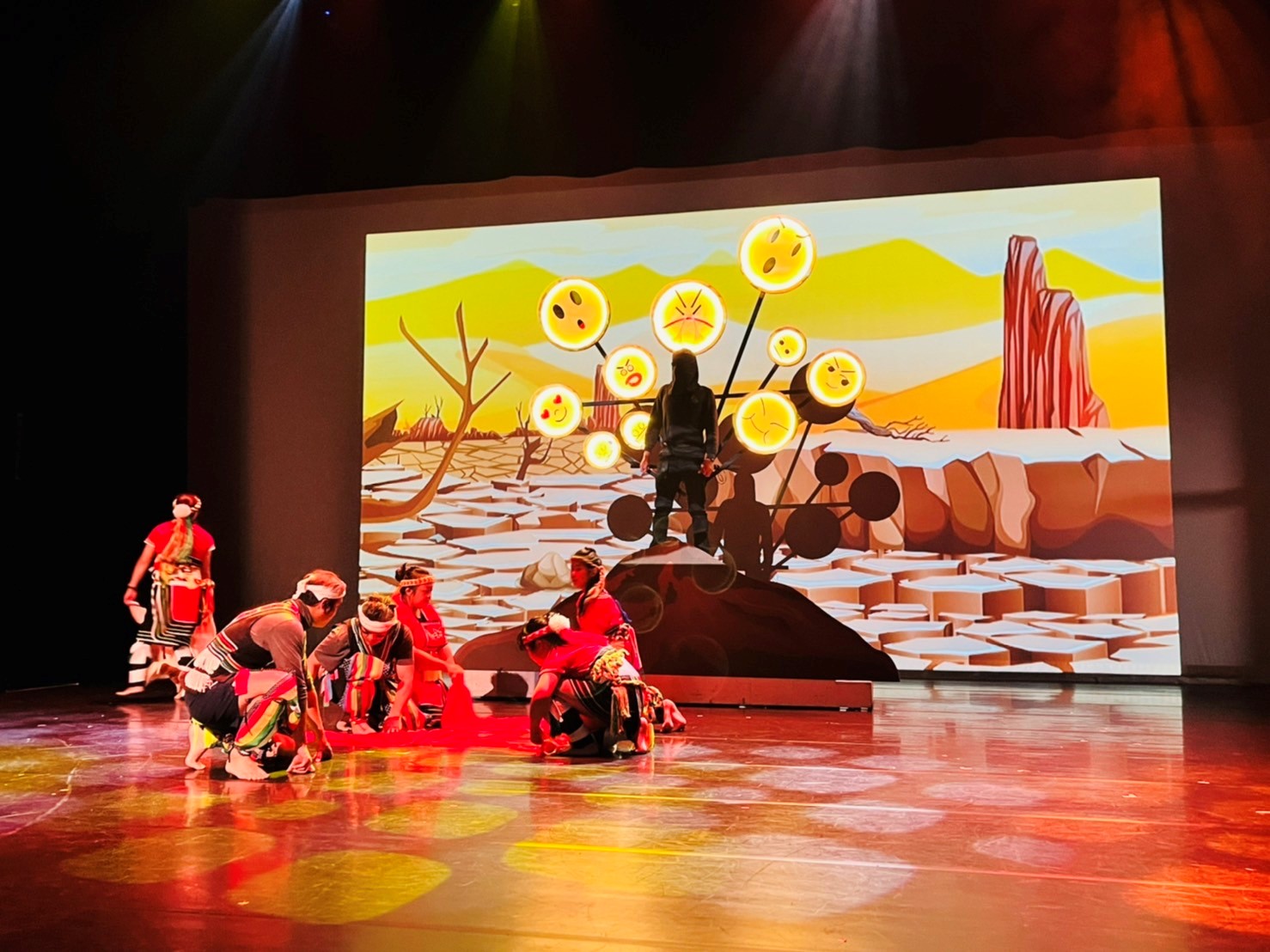 卡邦原住民文化藝術團演出音樂劇《捉住那太陽》，凸顯母系社會的阿美族傳統部落，女性腳色相當重要。   圖：新北市原民局提供