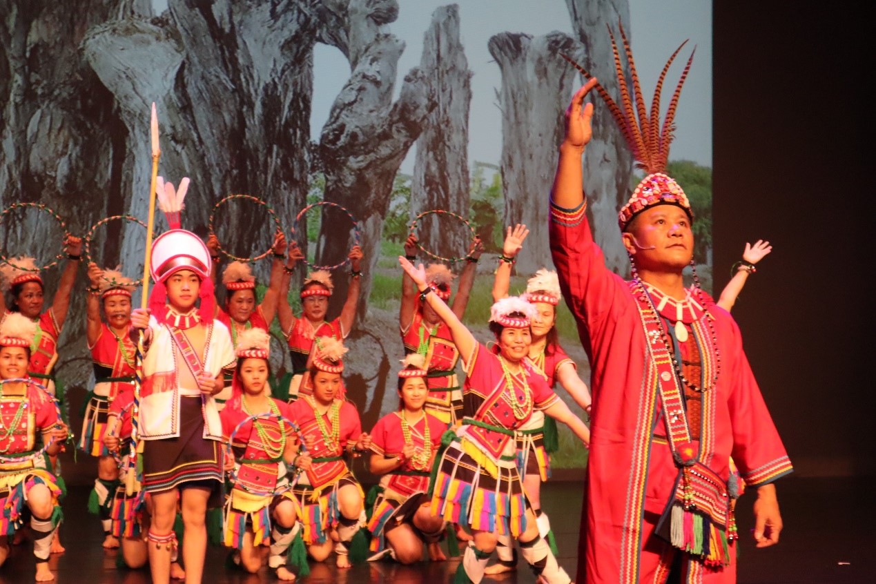 台北山舞藝術團演出《八月鈴鐺》，以「八月鈴鐺」美好鈴聲來呈現族人年輕男女約定俗成、相互示好的傳統。   圖：新北市原民局提供