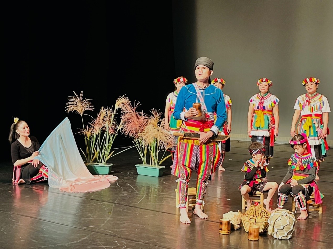 旅北都蘭部落文化藝術團演出到歌舞音樂劇《小米祭》，呈現對上天滿滿的知足與感恩的涵義，以傳統歌舞呈現族人謝天感恩的豐年祭。   圖：新北市原民局提供