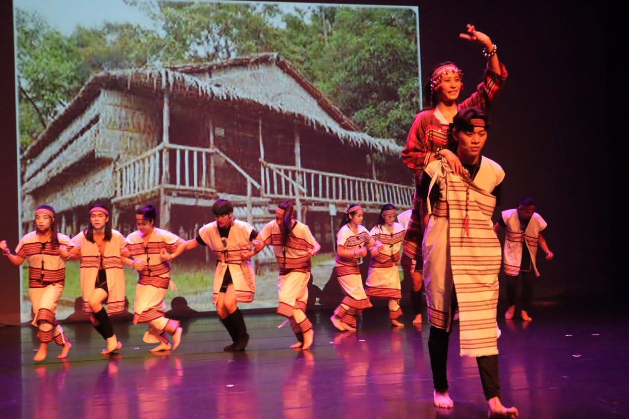 馬拉赫文化藝術團演出《織聲響起》歌舞劇，展演泰雅族女子從年輕學習織布到能紋面的榮耀，並為自己製作結婚嫁衣的喜悅。   圖：新北市原民局提供