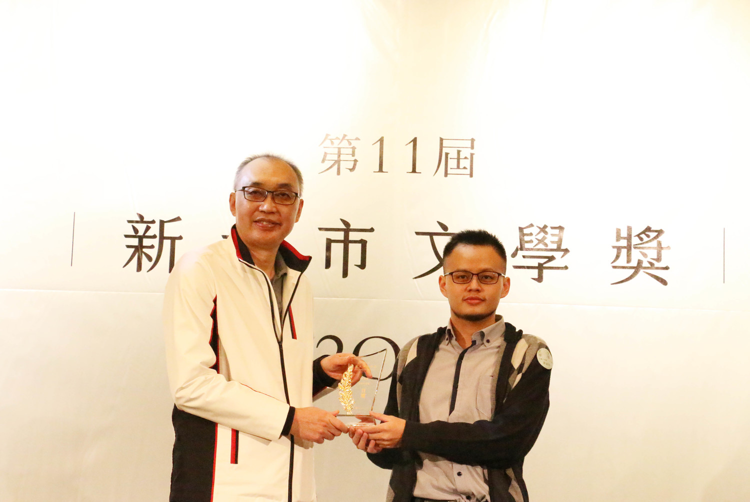 新北副市長謝政達(左)頒發短篇小說組首獎予得獎者黃家祥。   圖：新北市文化局提供