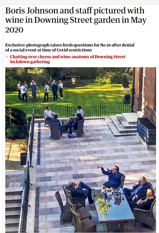 英國《衛報》刊登2020年年5月15日，首相強生（前排右二）和他的妻子凱莉（前排右）疑似抱著嬰兒，與10多人在唐寧街10號花園聚會照片。   圖：翻攝自《衛報》