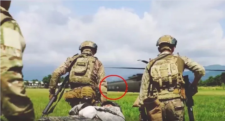 美軍特戰第一總隊2019年2月公布「EXCELLENCE」(卓越)部隊形象影片，片中我軍官兵與美軍在台共同編隊進行測考，參演的UH-60M黑鷹直升機尾桁上，「陸軍」字樣與「國徽」驚鴻一瞥。 圖：擷取EXCELLENCE影片