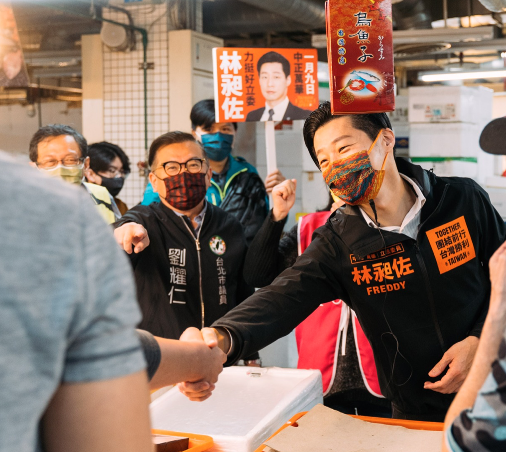 林昶佐近日積極掃街拜票，民進黨議員也來幫忙。 圖：取自林昶佐臉書