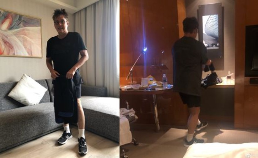 有中國網友挖出譚詠麟去年10月初的裝扮和爆料照片中的穿著、鞋子一模一樣。   圖：翻攝自微博