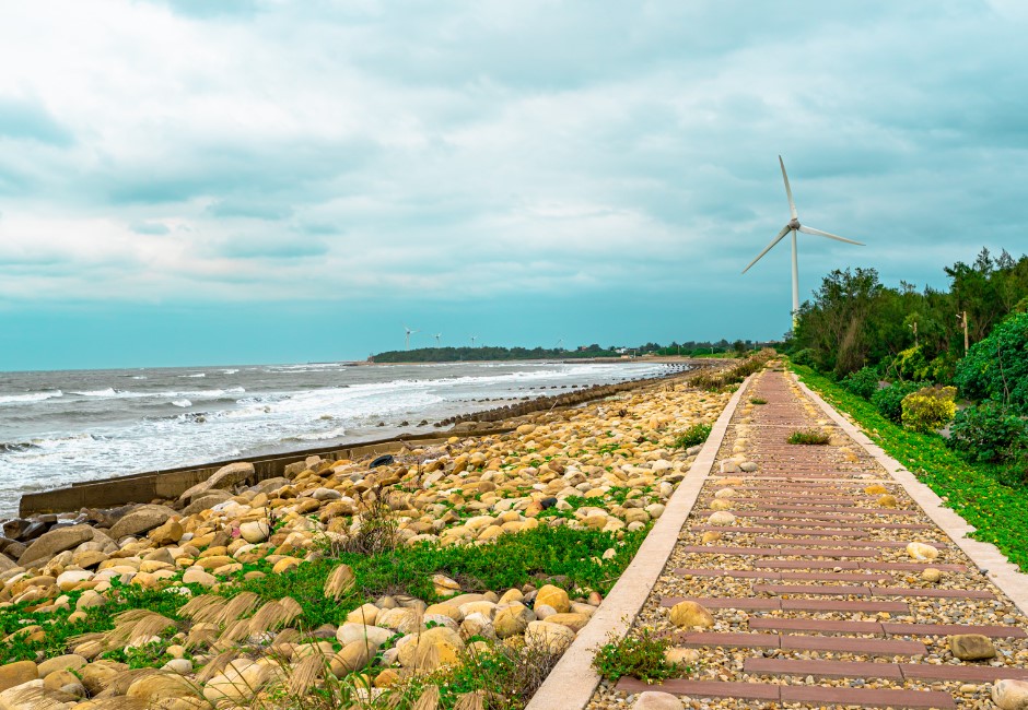 新豐海岸線終於擺脫「最毒海岸」的臭名，即將發展成11.8公里綠色海岸線-全方面的遊憩觀光景點。    image source：網路溫度計