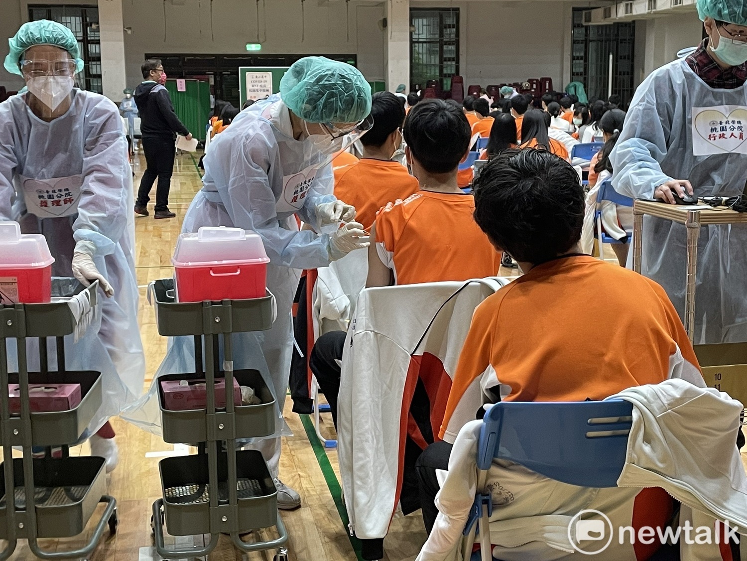 醫護入校為壽山高中學生接種第二劑ＢＮＴ疫苗。   圖：林昀真／攝