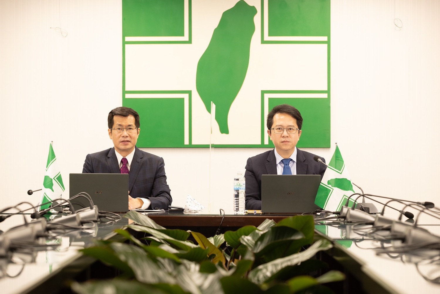 台灣民進黨與日本自民黨今（24）日上午舉行第二次「2＋2」對話。民進黨代表為立委羅致政（左）與邱志偉。   圖：民進黨提供