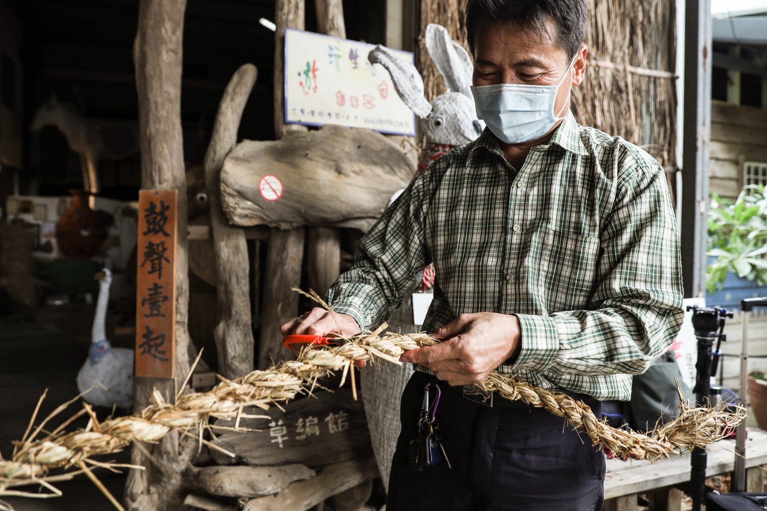濕地稻草編織草繩作為創作媒材。   圖：新北市水利局提供