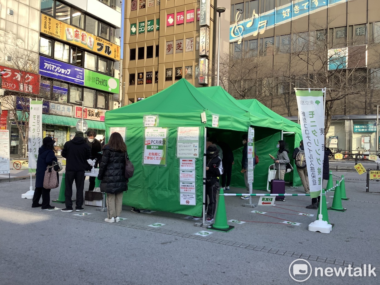日本全國各地設立免費PCR檢測站，無症狀者也能免費檢測，打算返鄉的年輕人紛紛接受檢測。 圖：劉黎兒攝