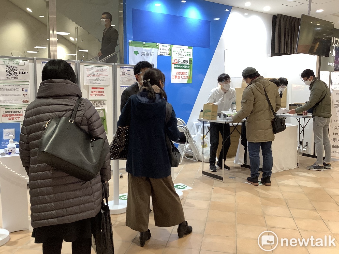 日本政府在百貨公司裡也設置了免費PCR檢測站，讓年輕人覺得很受惠，可以檢測後再返鄉，很多長者也要求如此。 圖：劉黎兒攝