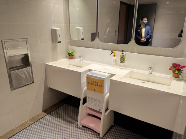將捷金鬱金香酒店針對客用洗手間清潔作業制定標準作業流程。   圖：新北市環保局提供