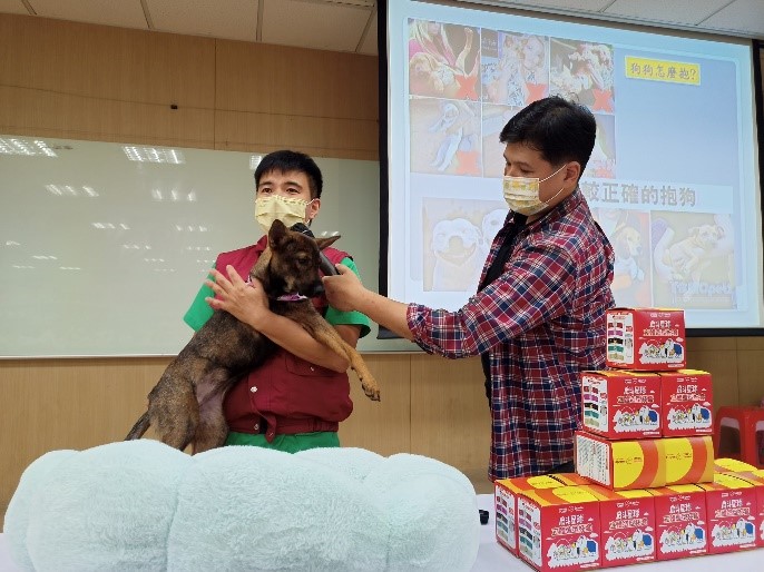 郭仁澤里長及莊子昇獸醫師帶小魚兒參加生命教育並講解如何照顧狗貓。   圖：新北市動保處提供