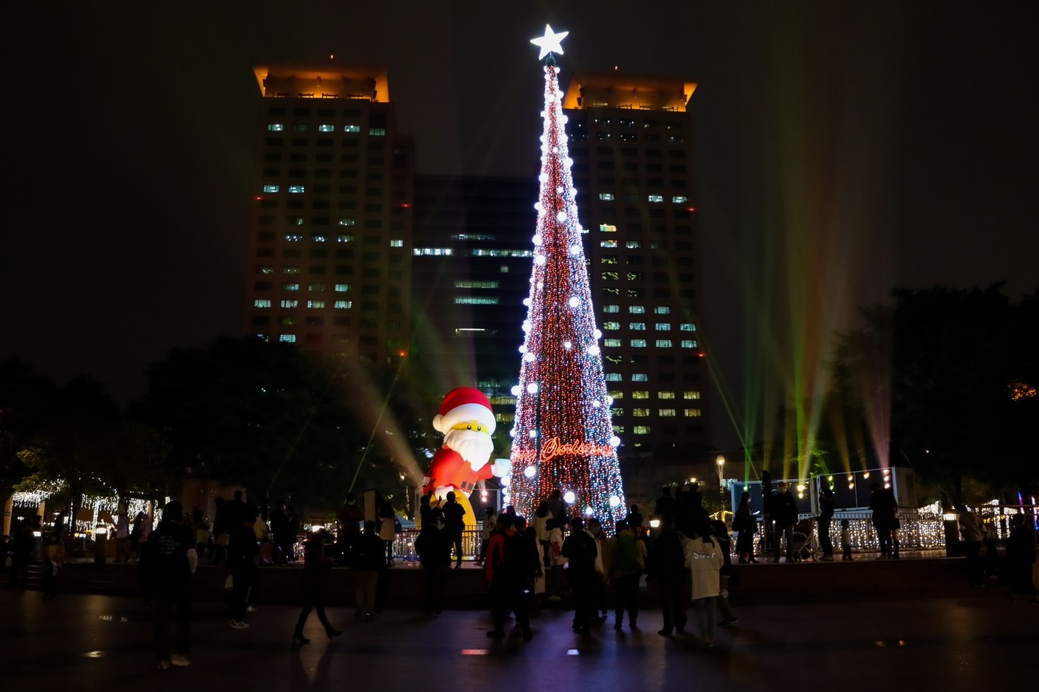 「新北歡樂耶誕城」獲英國Wanderlust推薦「全球令人讚嘆的8棵耶誕樹」亞洲唯一上榜。   圖：新北市觀旅局提供