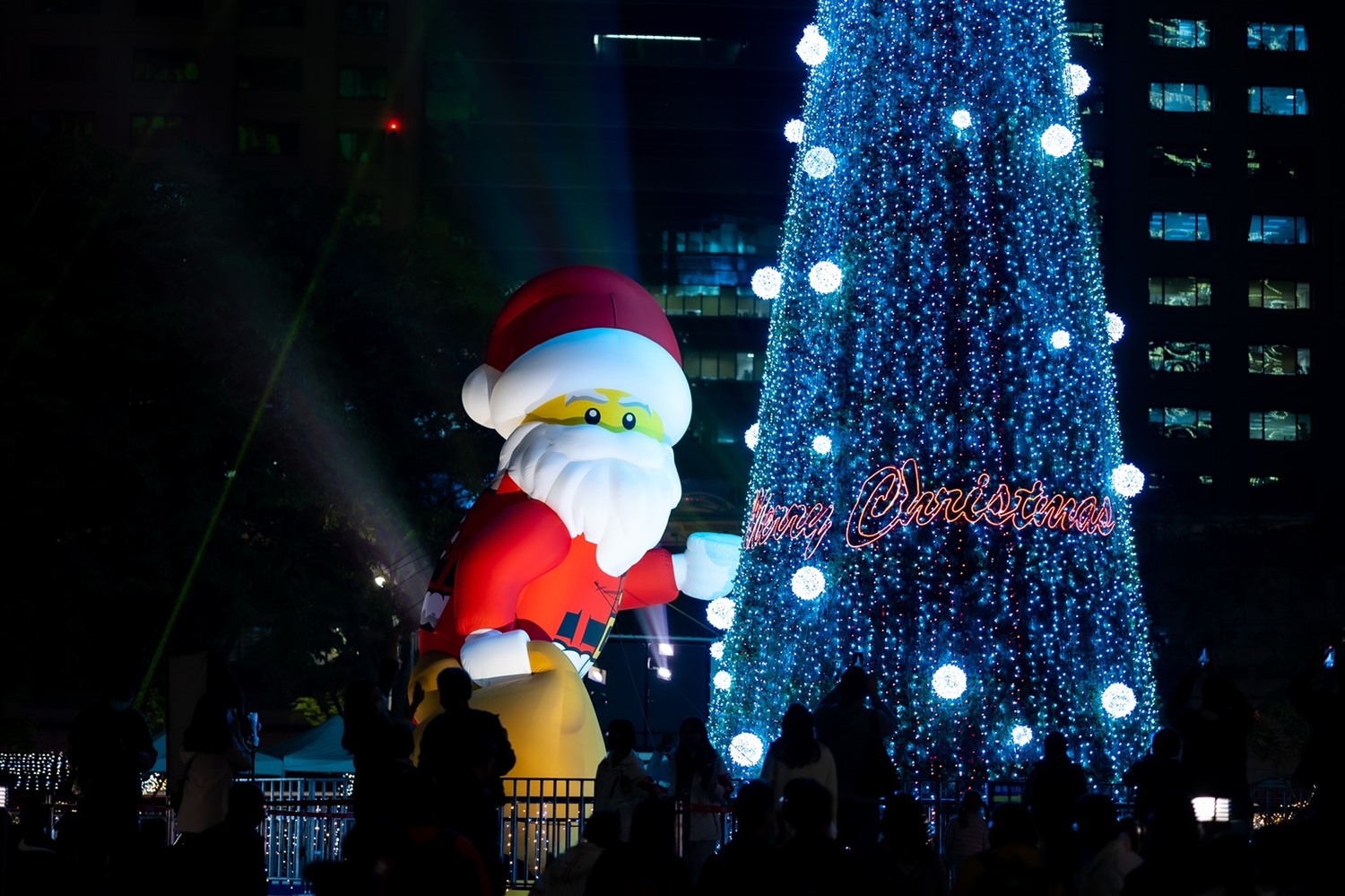誠摯邀請台灣所有民眾把握「新北歡樂耶誕城」最後2天的舉辦時間，來到三大燈區欣賞美麗的燈飾與光雕，親眼感受「全球令人讚嘆的8棵耶誕樹」的無限魅力。   圖：新北市觀旅局提供