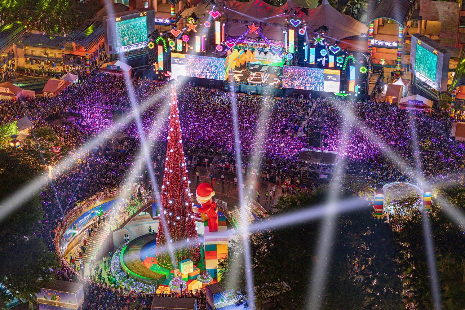 巨星耶誕演唱會共吸引超過41萬人湧入新北歡樂耶誕城。   圖：新北市觀旅局提供