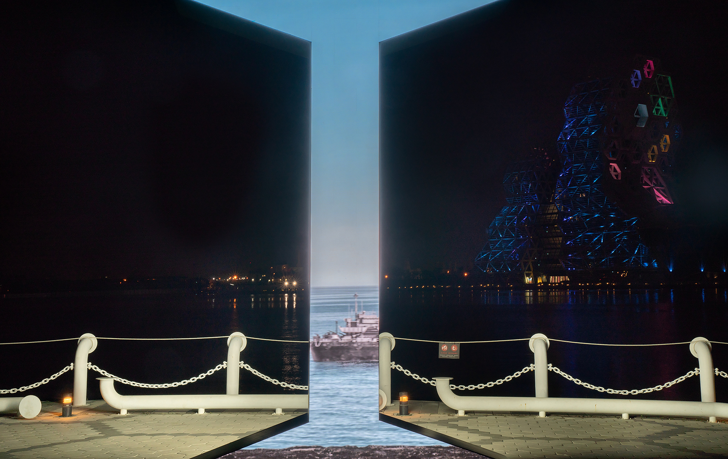 《I_光榮碼頭》如連結時空的巨大裂縫。   圖:高雄市文化局提供